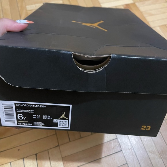 BNIB Air Jordan 1 mid (GS) black-gym red Chicagos 554725 069 6Y: womens 7.5-8 - Picture 6 of 7